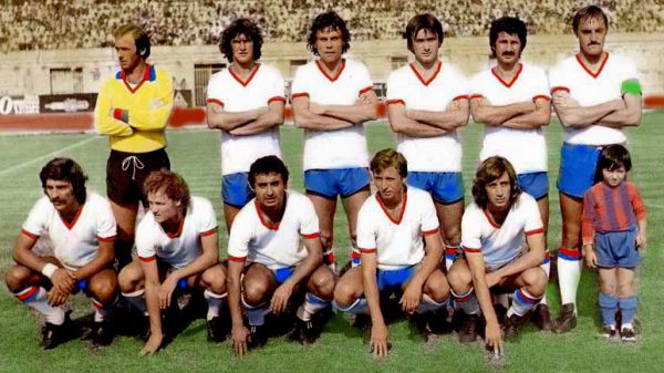 Il maglione giallo di Gigi Muraro spicca in una formazione del Catania 1977-78