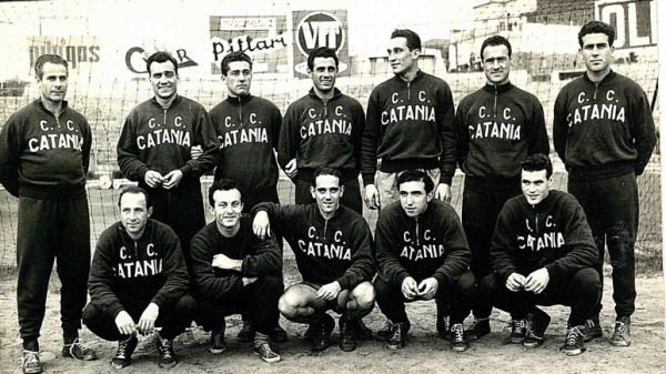 Foto di gruppo del Catania 1953/54 che centra la prima promozione in A.