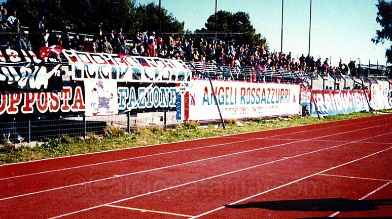 Tifosi rossazzurri all'Aldo Campo di Ragusa nel febbraio 1995