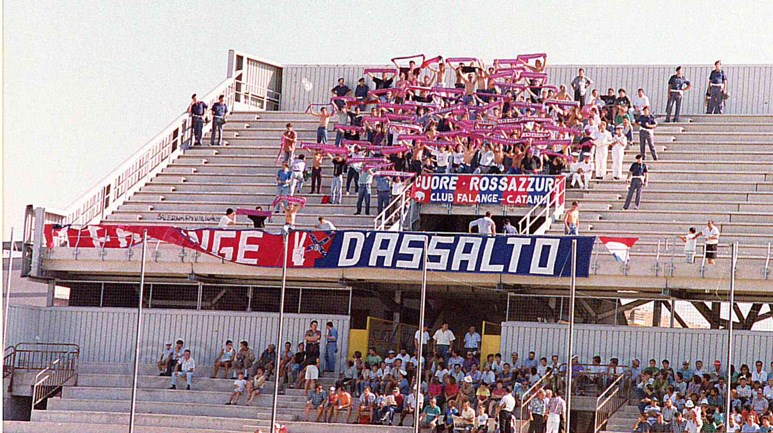 1989-90: tifosi rossazzurri presenti a Taranto