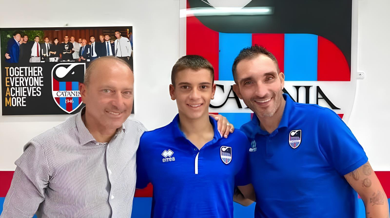 Marco Costanzo tra il responsabile Orazio Russo e il Brand Ambassador Francesco Lodi (foto: Catania FC)