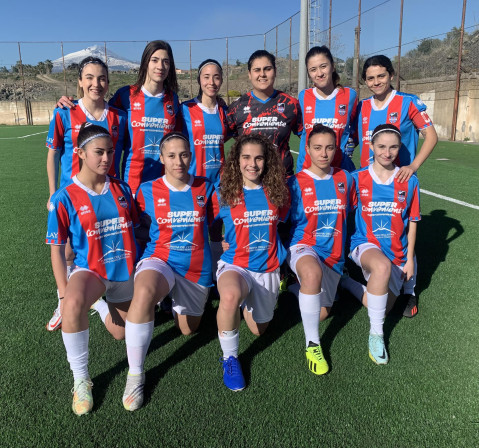 Una formazione della squadra femminile del Catania