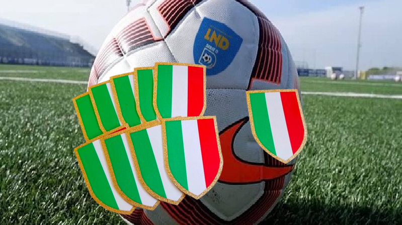 Il pallone ufficiale LND Serie D e le patch degli scudetti tricolore
