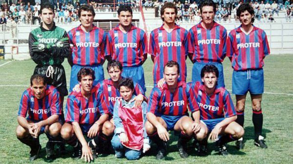 Una formazione del Catania 1991-92: Leo Vanzetto è il primo fra gli accosciati da destra