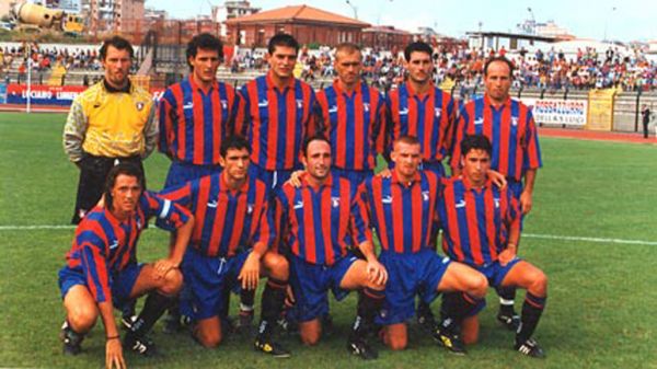 3 settembre 1997, l'ultimo Catania vittorioso ad Acireale: In piedi da sx: Giorgianni, Cicchetti, Ricca, Rossi, Costa e D’Aviri. Accosciati da sx: Furlanetto, Piperissa, Brutto, Tasca e Nané.